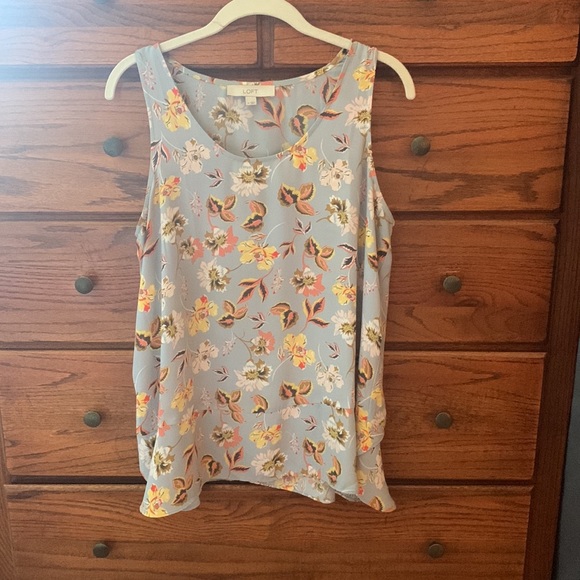 Gently used Loft flowy top. Size M - Picture 4 of 4